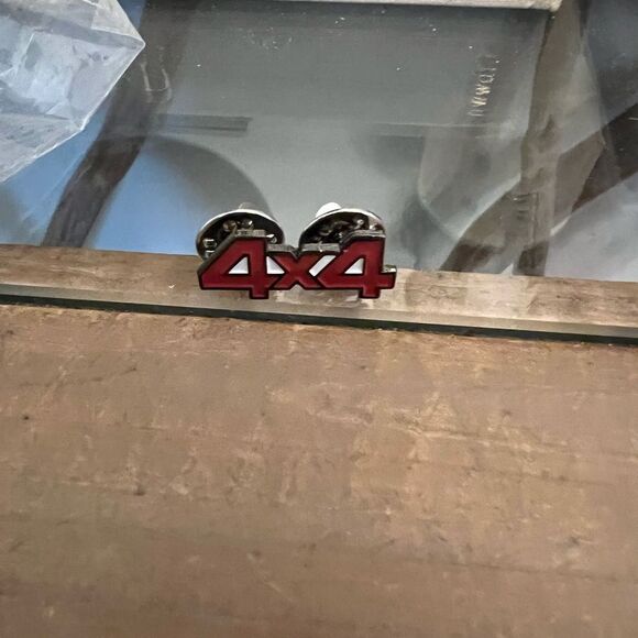 Red 4x4, mug of beer, tractor set of 3 small pins. - Picture 1 of 4
